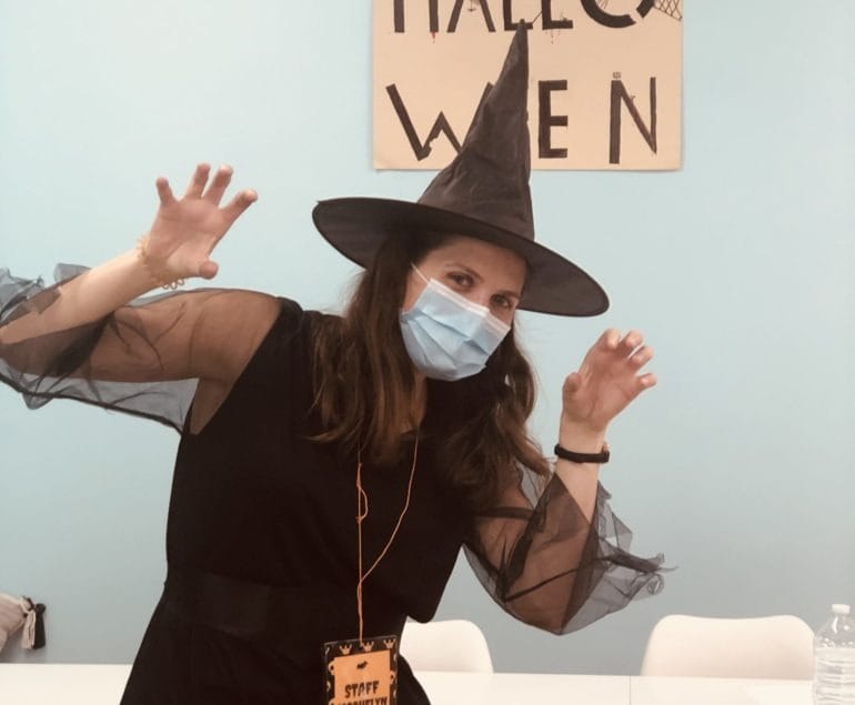 enseignante déguisée au collège pour Halloween