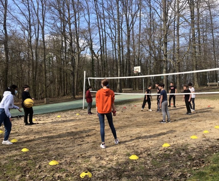 match de volley ball entre collégiens