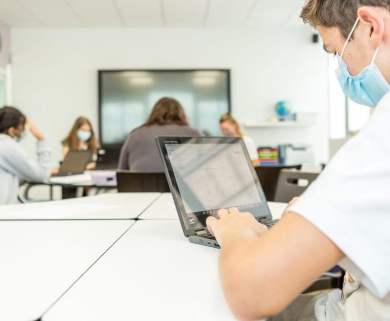 cours sur ordinateur au lycée