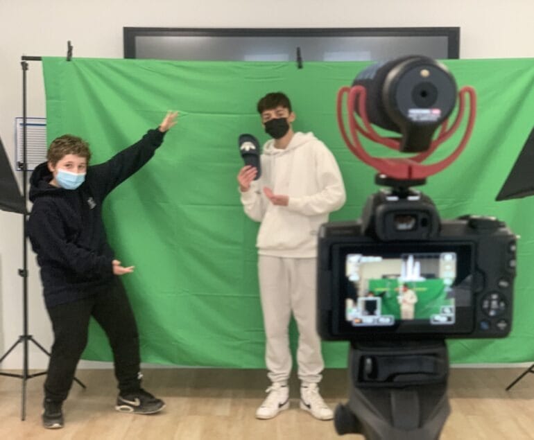 Les élèves tournent une pub au collège