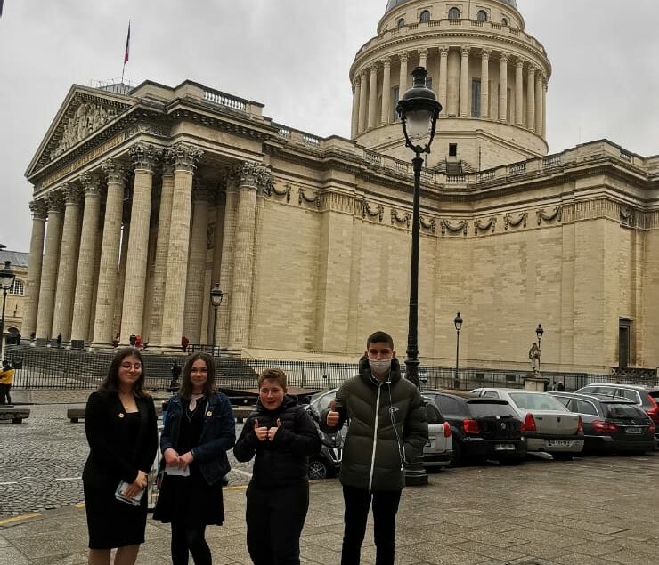 Collégiens en sortie au Panthéon à Paris