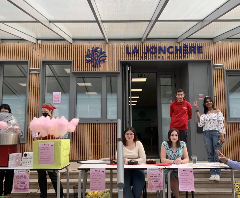 Vente de Barbes à papa par les lycéens au profit de la lutte contre le cancer