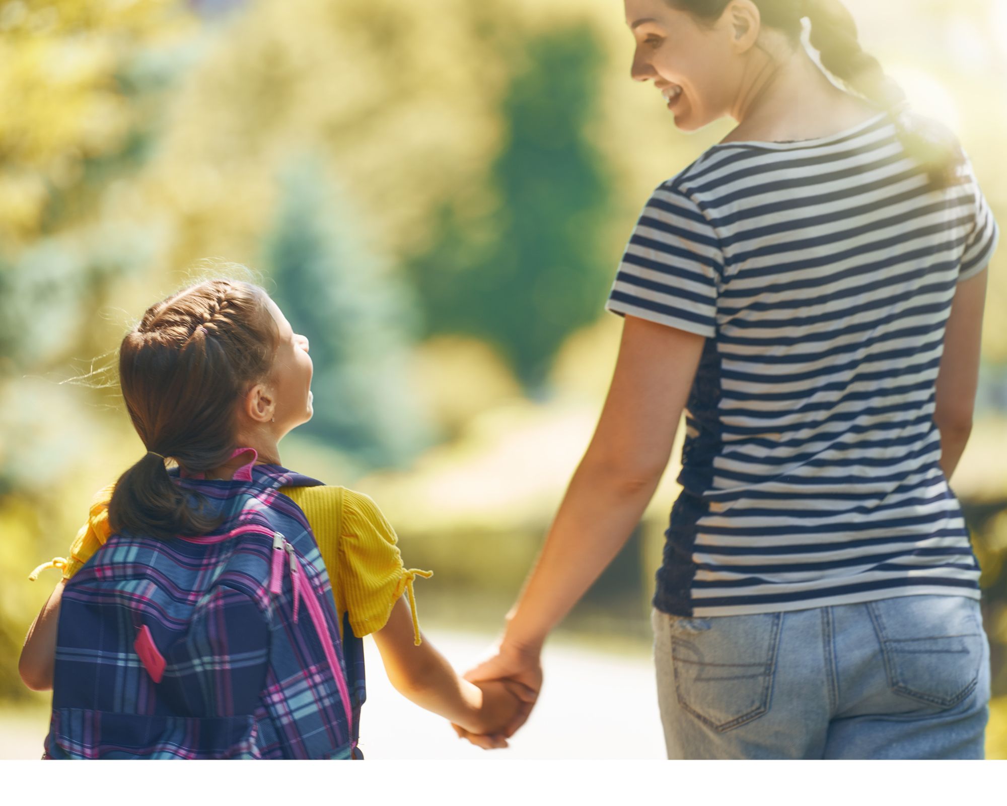 maman accompagne son enfant à l'école